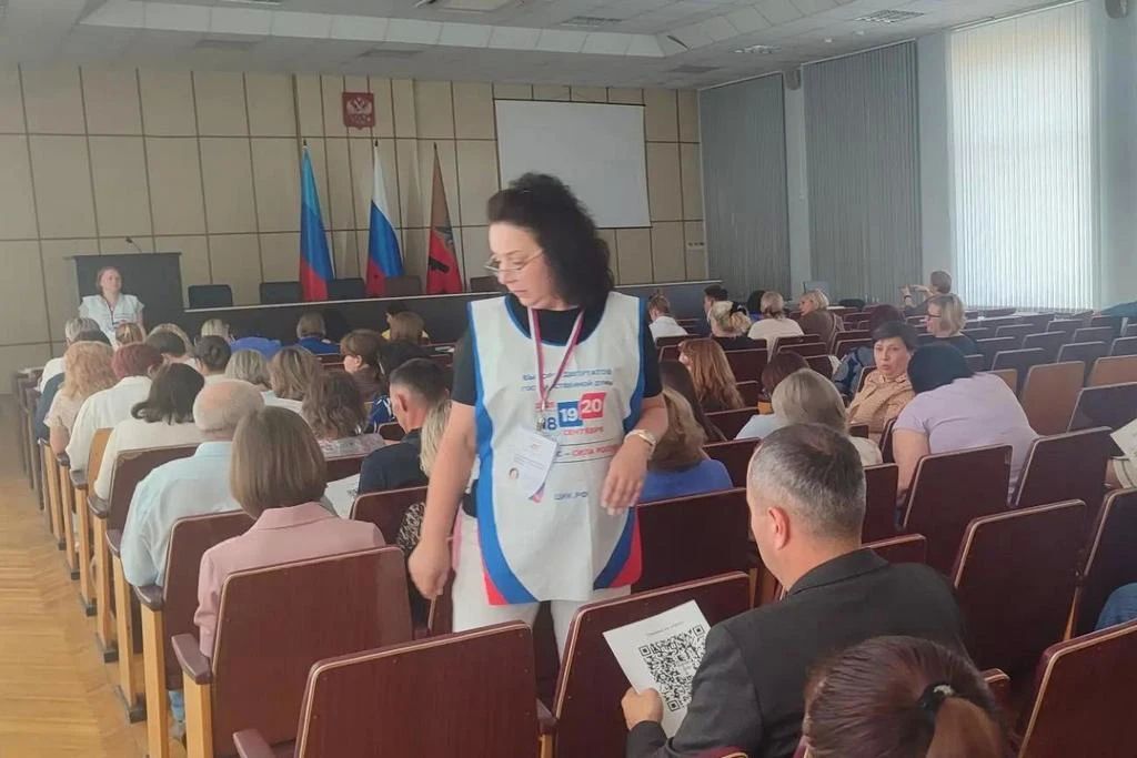 В Славяносербском округе завершился поквартирный обход избирателей В Славяносербском округе завершился поквартирный обход избирателей