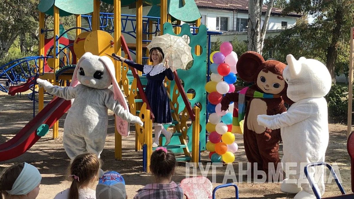 В парке поселка городского типа Меловое торжественно открыли обновленную детскую площадку В парке поселка городского типа Меловое торжественно открыли обновленную детскую площадку