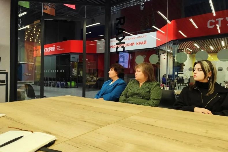 Сотрудники учреждений культуры Свердловского округа ЛНР приняли участие в телемосте с представителями региона-шефа Красноярского края Сотрудники учреждений культуры Свердловского округа ЛНР приняли участие в телемосте с представителями региона-шефа Красноярского края