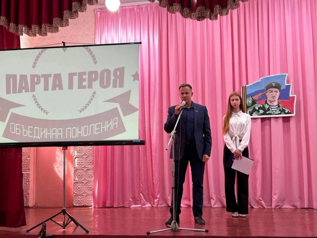 В Стахановском УВК №3 им. Кирилла и Мефодия открыли Парту Героя в честь Сергея Подина В Стахановском УВК №3 им. Кирилла и Мефодия открыли Парту Героя в честь Сергея Подина