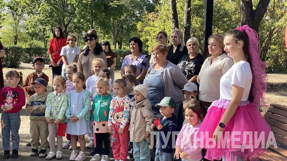 В парке поселка городского типа Меловое торжественно открыли обновленную детскую площадку В парке поселка городского типа Меловое торжественно открыли обновленную детскую площадку
