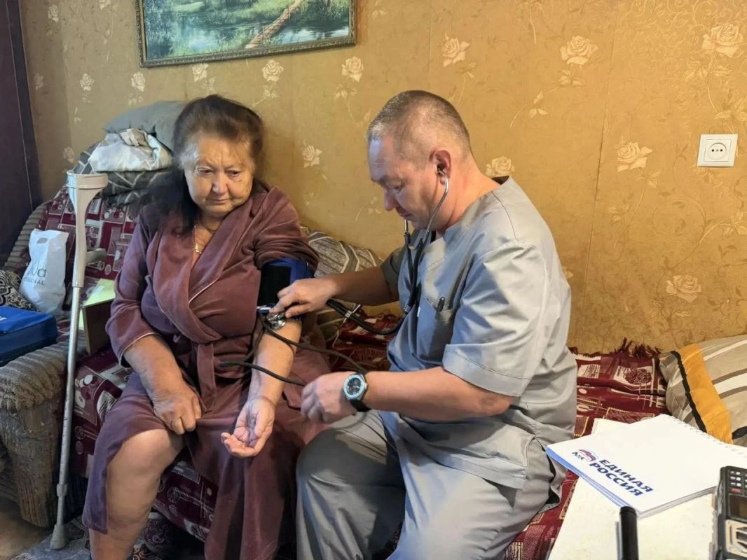 Пермские врачи продолжают выездные осмотры маломобильных граждан в Северодонецке Пермские врачи продолжают выездные осмотры маломобильных граждан в Северодонецке