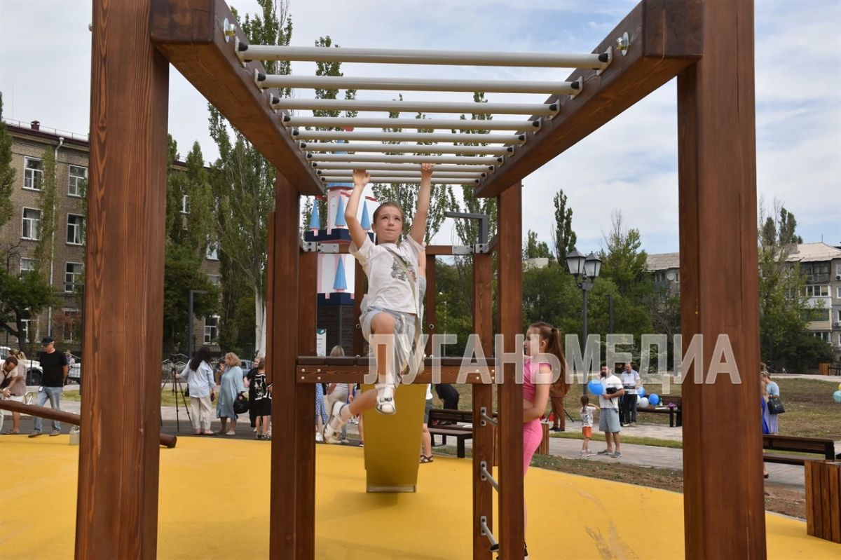 В Стаханове появилось еще одно современное общественное пространство – сквер по ул. Карбышева В Стаханове появилось еще одно современное общественное пространство – сквер по ул. Карбышева