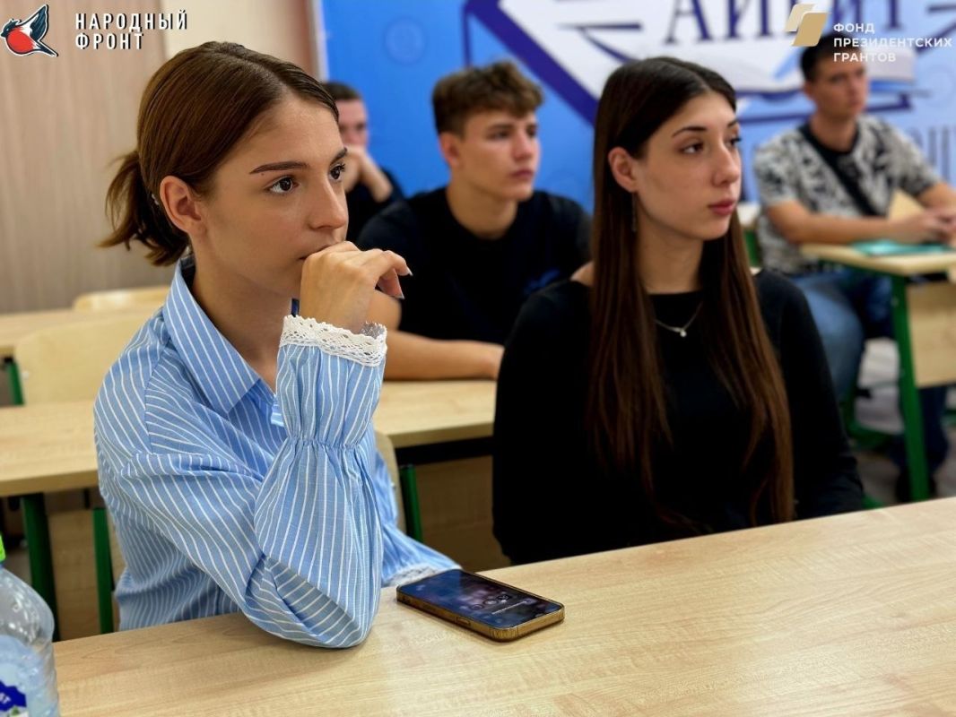 В Андрацитовском институте геосистем и технологий состоялась встреча с активной молодежью В Андрацитовском институте геосистем и технологий состоялась встреча с активной молодежью
