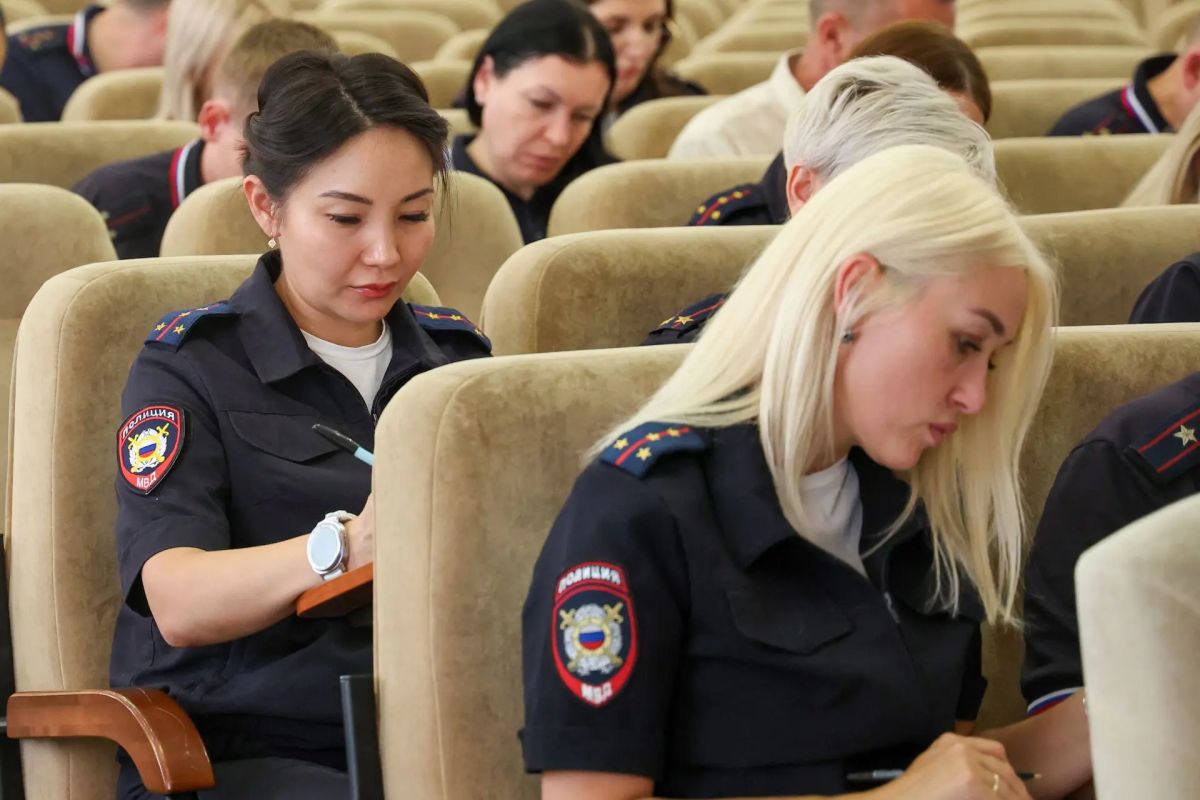 Полицейские Луганска приняли участие в исследовании социально-психологического климата в коллективах Полицейские Луганска приняли участие в исследовании социально-психологического климата в коллективах