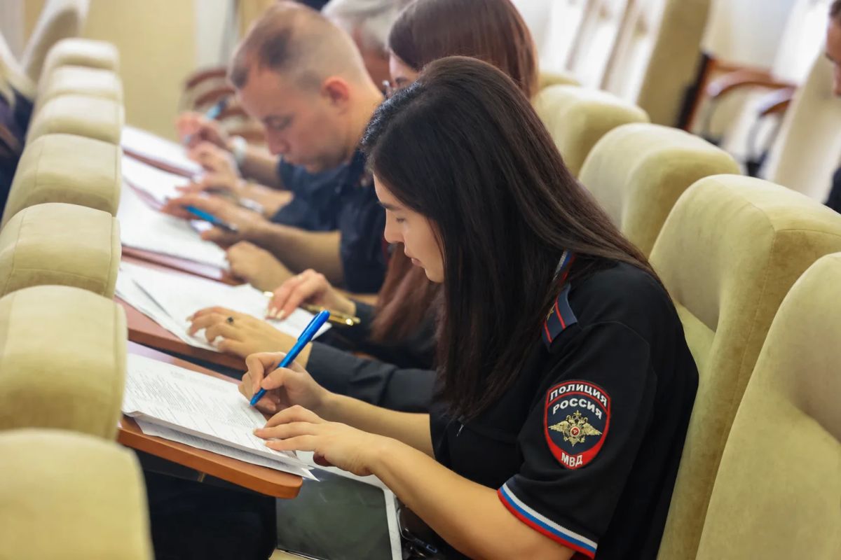 Полицейские Луганска приняли участие в исследовании социально-психологического климата в коллективах Полицейские Луганска приняли участие в исследовании социально-психологического климата в коллективах