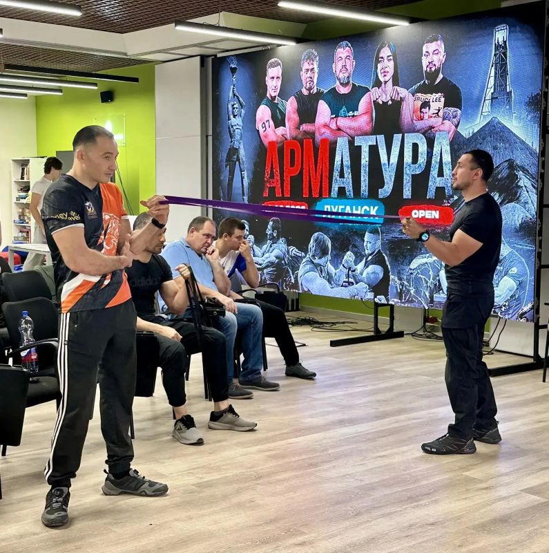 В Луганске впервые прошел турнир по армрестлингу «Арматура»