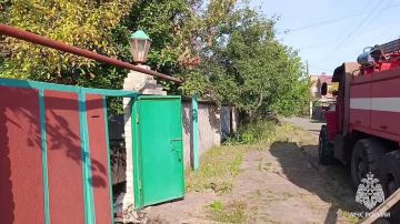 Спасатели потушили пожар в жилом доме в Стаханове