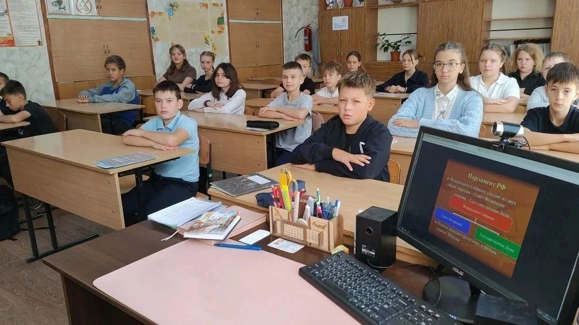 Ольга Бас: Скоро настанет важное событие для Луганской Народной Республики, как и для других трех исторических территорий России, мы впервые будем принимать участие в выборах депутатов в Государственную Думу РФ. Это событие... Ольга Бас: Скоро настанет важное событие для Луганской Народной Республики, как и для других трех исторических территорий России, мы впервые будем принимать участие в выборах депутатов в Государственную Думу РФ. Это событие...