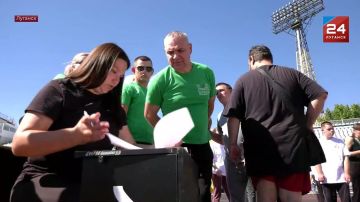 Спорт не знает границ: ко Дню города в Луганске провели особенную эстафету
