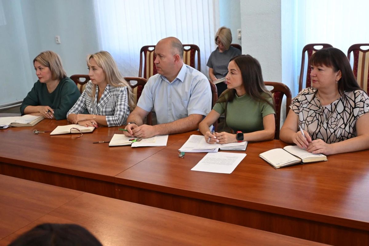 Традиционно начал рабочую неделю с проведения расширенного аппаратного совещания Традиционно начал рабочую неделю с проведения расширенного аппаратного совещания