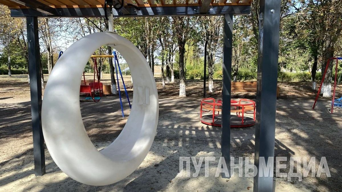 В парке поселка городского типа Меловое торжественно открыли обновленную детскую площадку В парке поселка городского типа Меловое торжественно открыли обновленную детскую площадку