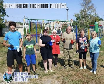 12 сентября в День города в посёлке Веселенькое прошёл субботник по благоустройству детской площадки