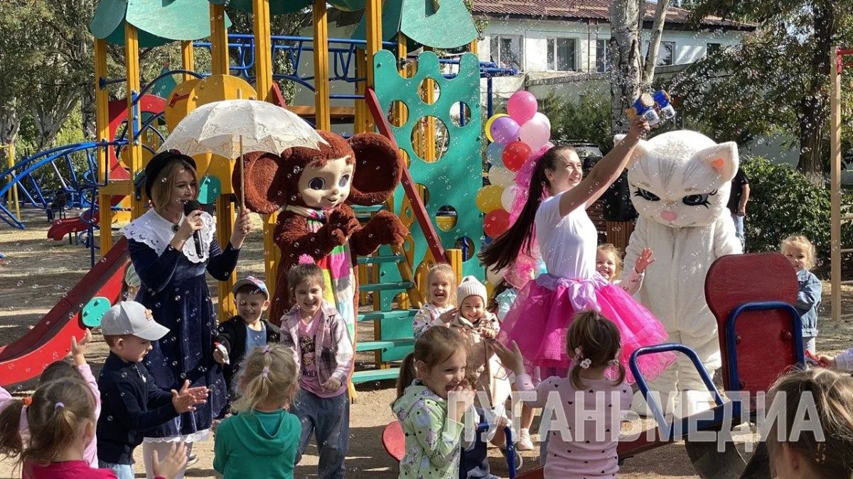 В парке поселка городского типа Меловое торжественно открыли обновленную детскую площадку В парке поселка городского типа Меловое торжественно открыли обновленную детскую площадку