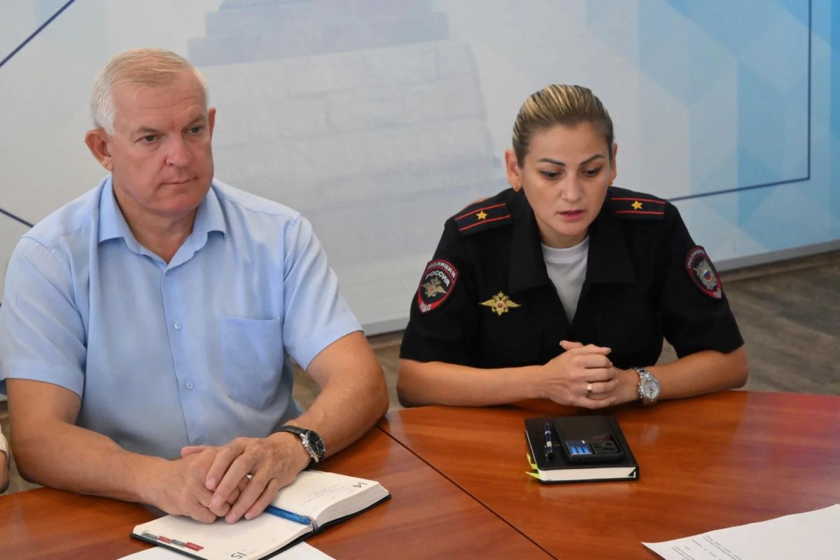 Традиционно начал рабочую неделю с проведения расширенного аппаратного совещания Традиционно начал рабочую неделю с проведения расширенного аппаратного совещания