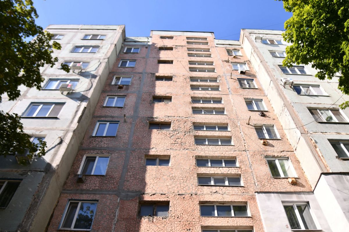 В Свердловске продолжается капитальный ремонт кровель: красноярские специалисты работают на доме №20 в квартале 60 лет СССР В Свердловске продолжается капитальный ремонт кровель: красноярские специалисты работают на доме №20 в квартале 60 лет СССР