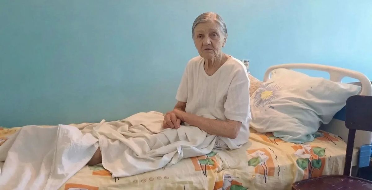 Филиал № 9 ГКУ ЛНР «РЦСЗН» в Лутугинском округе продолжает адресную работу с маломобильными гражданами: выездной приём прошёл в Лутугинской районной больнице
