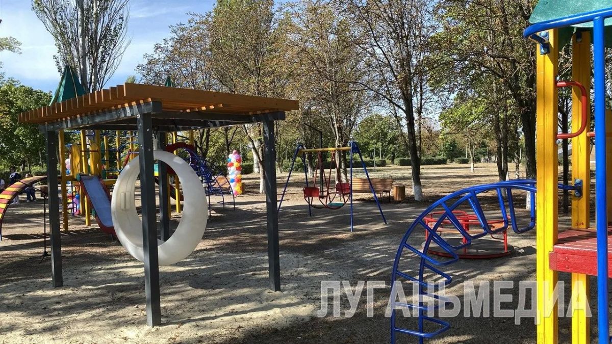 В парке поселка городского типа Меловое торжественно открыли обновленную детскую площадку В парке поселка городского типа Меловое торжественно открыли обновленную детскую площадку