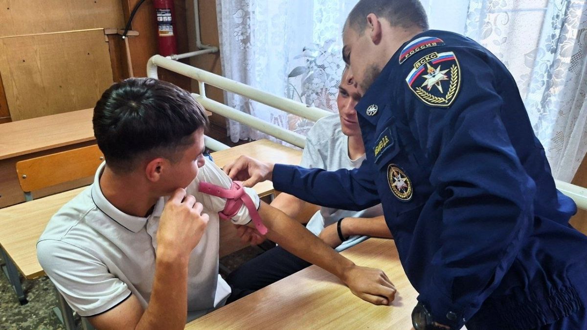 В преддверии Всемирного дня оказания первой помощи на базе Краснодонского факультета инженерии и менеджмента (филиал) «ЛГУ им. В. Даля» добровольцы ССО «Молодогвардеец» ЛугРО ВСКС совместно с Региональной общественной... В преддверии Всемирного дня оказания первой помощи на базе Краснодонского факультета инженерии и менеджмента (филиал) «ЛГУ им. В. Даля» добровольцы ССО «Молодогвардеец» ЛугРО ВСКС совместно с Региональной общественной...