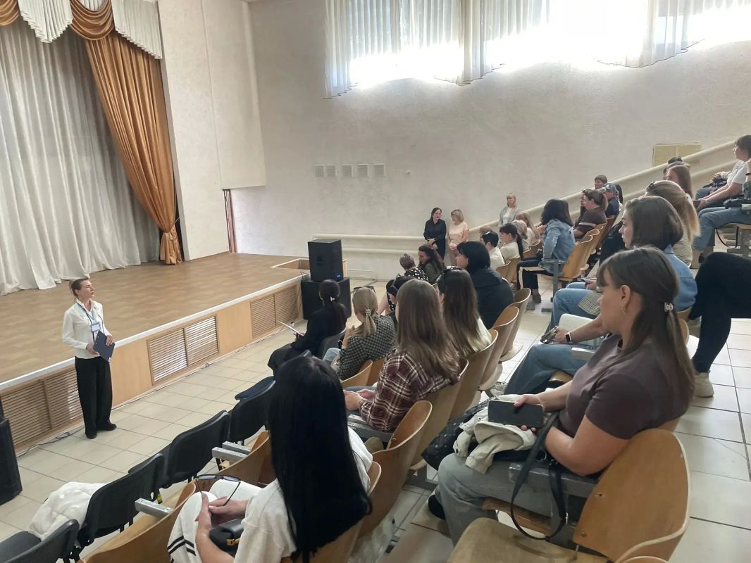 Сотрудники центра занятости посетили общешкольные родительские собрания Сотрудники центра занятости посетили общешкольные родительские собрания