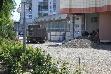 В Краснодоне благоустраивают территорию у ЗАГСа: новый асфальт, пандус и детская площадка
