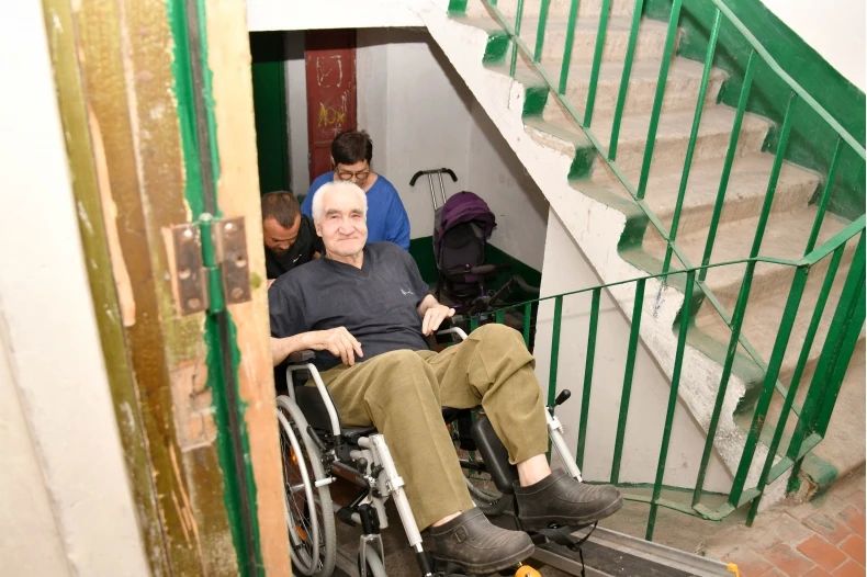В округе налажен комплексный подход к созданию доступной среды для людей с инвалидностью: защитнику Донбасса передали техсредство для подъёма в подъезд В округе налажен комплексный подход к созданию доступной среды для людей с инвалидностью: защитнику Донбасса передали техсредство для подъёма в подъезд