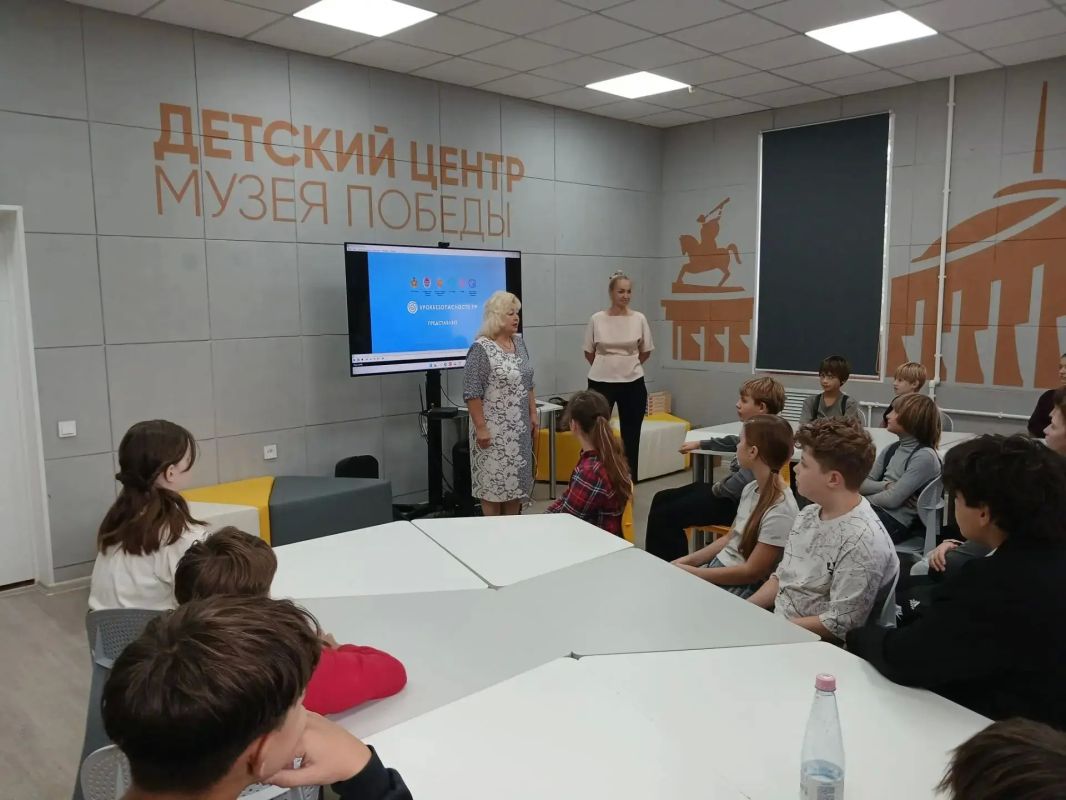 "Безопасный маршрут". . В Детском Центре "Музея Победы" "Культурно-досугового центра города Алчевска" прошла беседа на тему "Безопасный маршрут" для учащихся Алчевской гимназии им. Героя Советского Союза Петра Николаевича... "Безопасный маршрут". . В Детском Центре "Музея Победы" "Культурно-досугового центра города Алчевска" прошла беседа на тему "Безопасный маршрут" для учащихся Алчевской гимназии им. Героя Советского Союза Петра Николаевича...