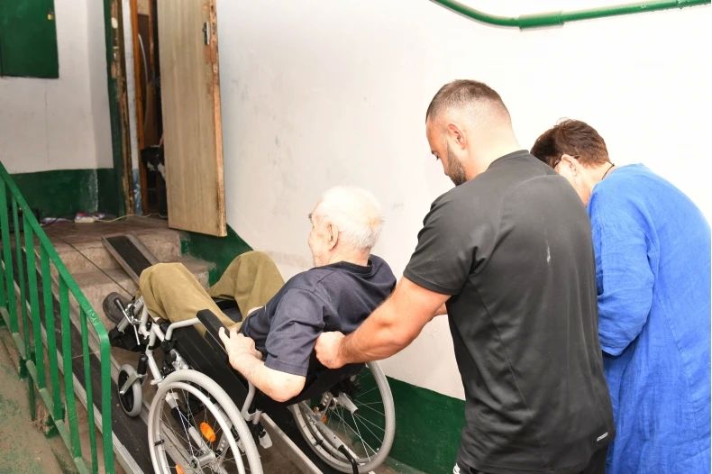 В округе налажен комплексный подход к созданию доступной среды для людей с инвалидностью: защитнику Донбасса передали техсредство для подъёма в подъезд В округе налажен комплексный подход к созданию доступной среды для людей с инвалидностью: защитнику Донбасса передали техсредство для подъёма в подъезд