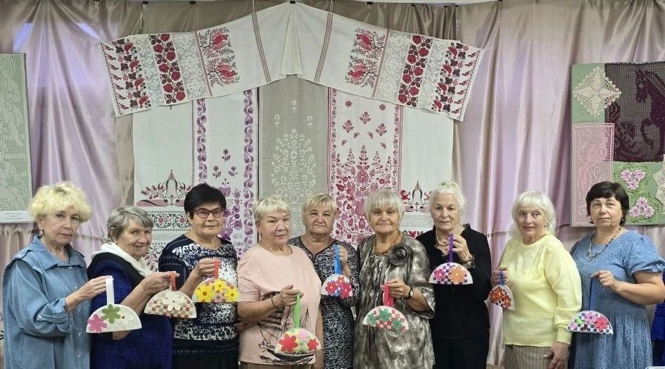 15 сентября в Краснолучском краеведческом музее для слушателей Университета третьего возраста на факультете декоративно-прикладного искусства был проведён мастер-класс Народным мастером Луганщины Татьяной Лемзяковой... 15 сентября в Краснолучском краеведческом музее для слушателей Университета третьего возраста на факультете декоративно-прикладного искусства был проведён мастер-класс Народным мастером Луганщины Татьяной Лемзяковой...