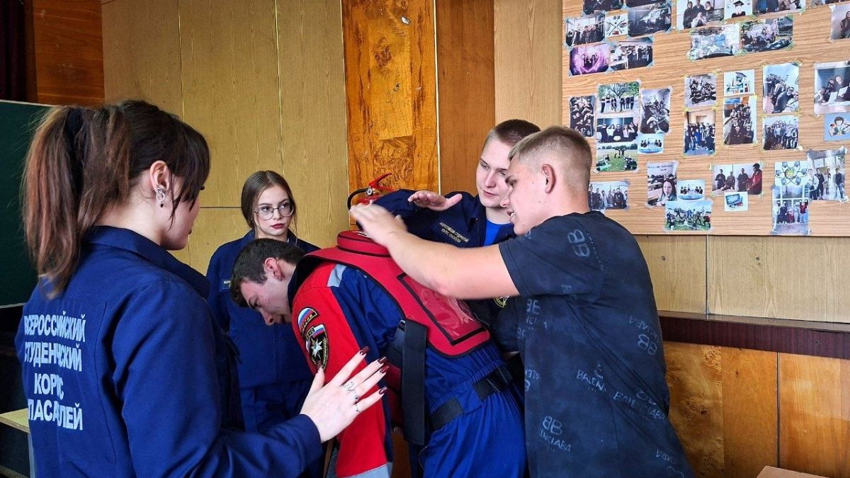 В преддверии Всемирного дня оказания первой помощи на базе Краснодонского факультета инженерии и менеджмента (филиал) «ЛГУ им. В. Даля» добровольцы ССО «Молодогвардеец» ЛугРО ВСКС совместно с Региональной общественной... В преддверии Всемирного дня оказания первой помощи на базе Краснодонского факультета инженерии и менеджмента (филиал) «ЛГУ им. В. Даля» добровольцы ССО «Молодогвардеец» ЛугРО ВСКС совместно с Региональной общественной...