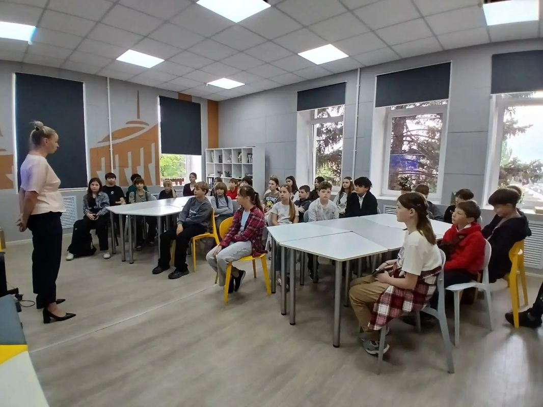 "Безопасный маршрут". . В Детском Центре "Музея Победы" "Культурно-досугового центра города Алчевска" прошла беседа на тему "Безопасный маршрут" для учащихся Алчевской гимназии им. Героя Советского Союза Петра Николаевича... "Безопасный маршрут". . В Детском Центре "Музея Победы" "Культурно-досугового центра города Алчевска" прошла беседа на тему "Безопасный маршрут" для учащихся Алчевской гимназии им. Героя Советского Союза Петра Николаевича...
