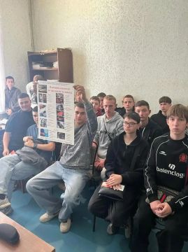 Специалист Свердловской ЦГМБ провел лекцию для студентов Свердловского колледжа о профилактике алкоголя