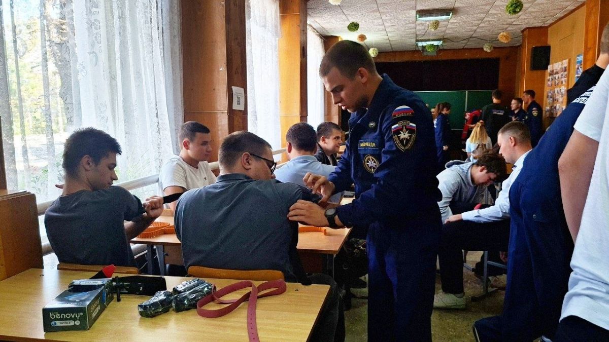 В преддверии Всемирного дня оказания первой помощи на базе Краснодонского факультета инженерии и менеджмента (филиал) «ЛГУ им. В. Даля» добровольцы ССО «Молодогвардеец» ЛугРО ВСКС совместно с Региональной общественной... В преддверии Всемирного дня оказания первой помощи на базе Краснодонского факультета инженерии и менеджмента (филиал) «ЛГУ им. В. Даля» добровольцы ССО «Молодогвардеец» ЛугРО ВСКС совместно с Региональной общественной...