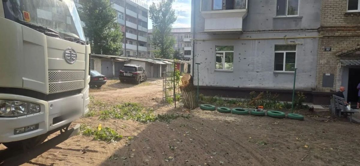 Безопасность жителей — в приоритете: по просьбе жильцов спилены аварийные деревья у одного из многоквартирных домов Безопасность жителей — в приоритете: по просьбе жильцов спилены аварийные деревья у одного из многоквартирных домов