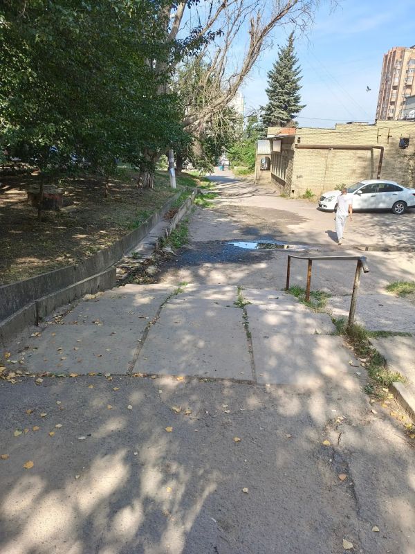 В Луганске на кв. Героев Сталинграда вода течёт возле дома №7, а во дворе дома №8 — раскопанные трубы отопления В Луганске на кв. Героев Сталинграда вода течёт возле дома №7, а во дворе дома №8 — раскопанные трубы отопления