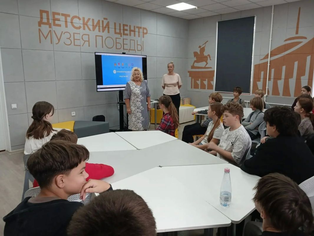 "Безопасный маршрут". . В Детском Центре "Музея Победы" "Культурно-досугового центра города Алчевска" прошла беседа на тему "Безопасный маршрут" для учащихся Алчевской гимназии им. Героя Советского Союза Петра Николаевича... "Безопасный маршрут". . В Детском Центре "Музея Победы" "Культурно-досугового центра города Алчевска" прошла беседа на тему "Безопасный маршрут" для учащихся Алчевской гимназии им. Героя Советского Союза Петра Николаевича...