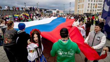 Огромный флаг России развернули на молодежном фестивале в Екатеринбурге