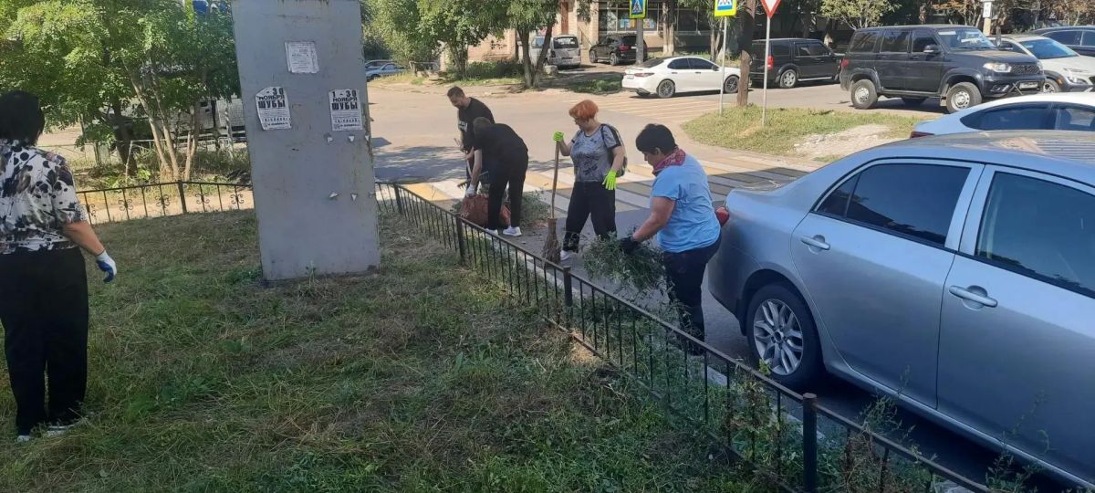 Проведение субботника работниками Государственного бюджетного учреждения Луганской Народной Республики «Противопожарная и аварийно-спасательная служба Луганской Народной Республики» Проведение субботника работниками Государственного бюджетного учреждения Луганской Народной Республики «Противопожарная и аварийно-спасательная служба Луганской Народной Республики»