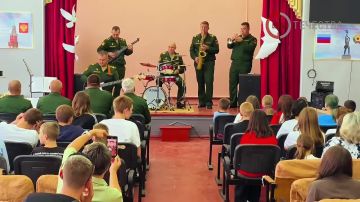 Военные музыканты 6 бригады управления посетили стахановскую школу-интернат