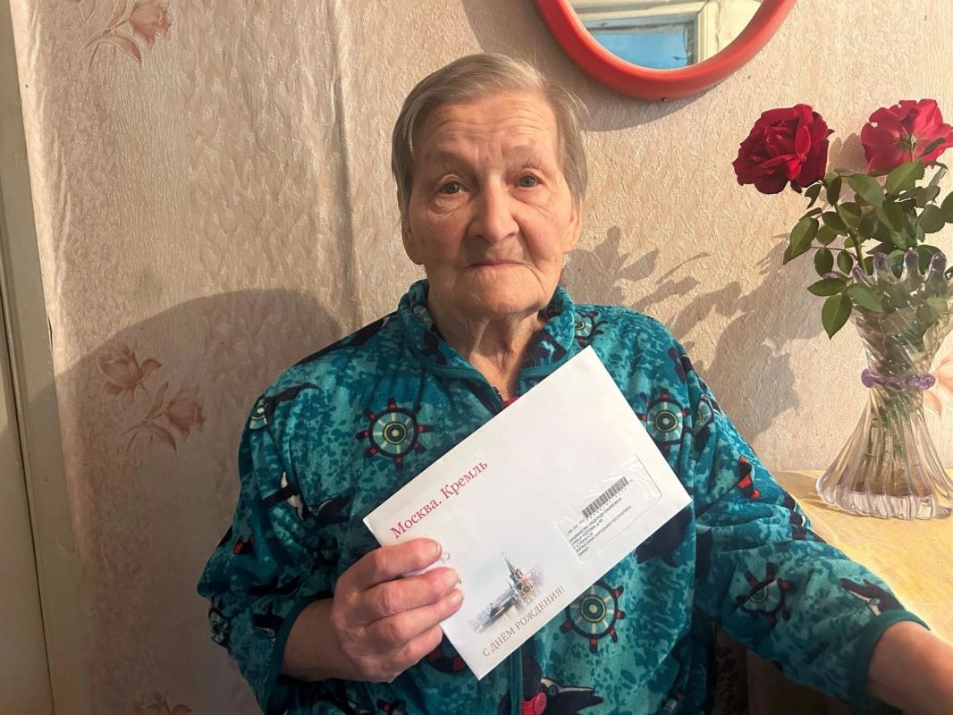 С днем рождения, ветеран!. Представители Администрации поздравили с днем рождения ветерана Великой Отечественной войны Надежду Ефимовну Башмакову
