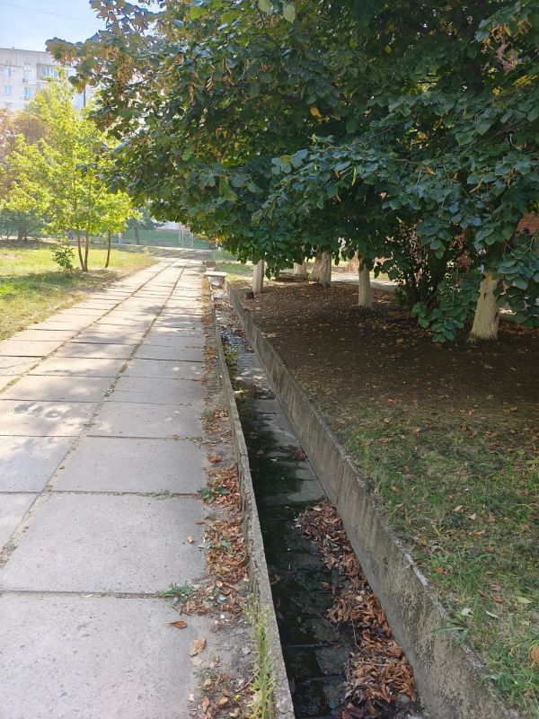 В Луганске на кв. Героев Сталинграда вода течёт возле дома №7, а во дворе дома №8 — раскопанные трубы отопления В Луганске на кв. Героев Сталинграда вода течёт возле дома №7, а во дворе дома №8 — раскопанные трубы отопления