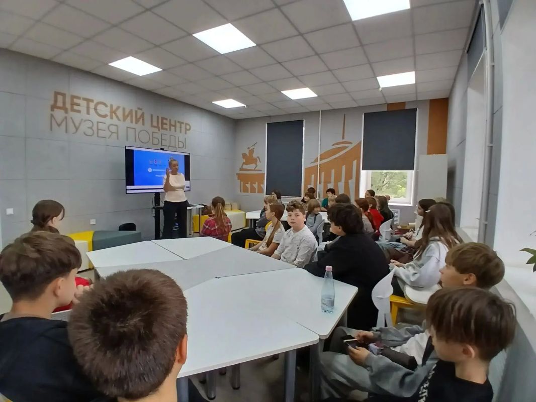 "Безопасный маршрут". . В Детском Центре "Музея Победы" "Культурно-досугового центра города Алчевска" прошла беседа на тему "Безопасный маршрут" для учащихся Алчевской гимназии им. Героя Советского Союза Петра Николаевича...