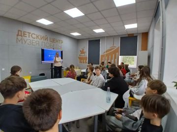 "Безопасный маршрут". . В Детском Центре "Музея Победы" "Культурно-досугового центра города Алчевска" прошла беседа на тему "Безопасный маршрут" для учащихся Алчевской гимназии им. Героя Советского Союза Петра Николаевича...