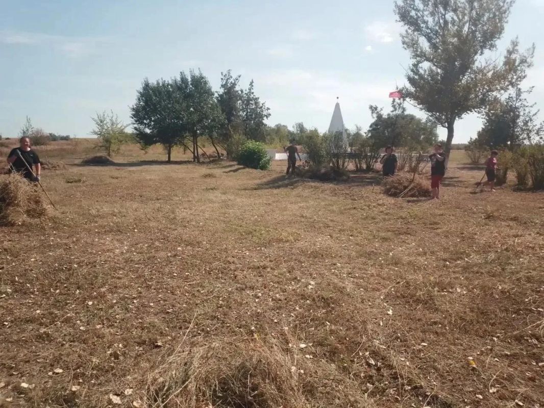 В селе Червоный Жовтень благоустроили территорию у обелиска павшим воинам В селе Червоный Жовтень благоустроили территорию у обелиска павшим воинам