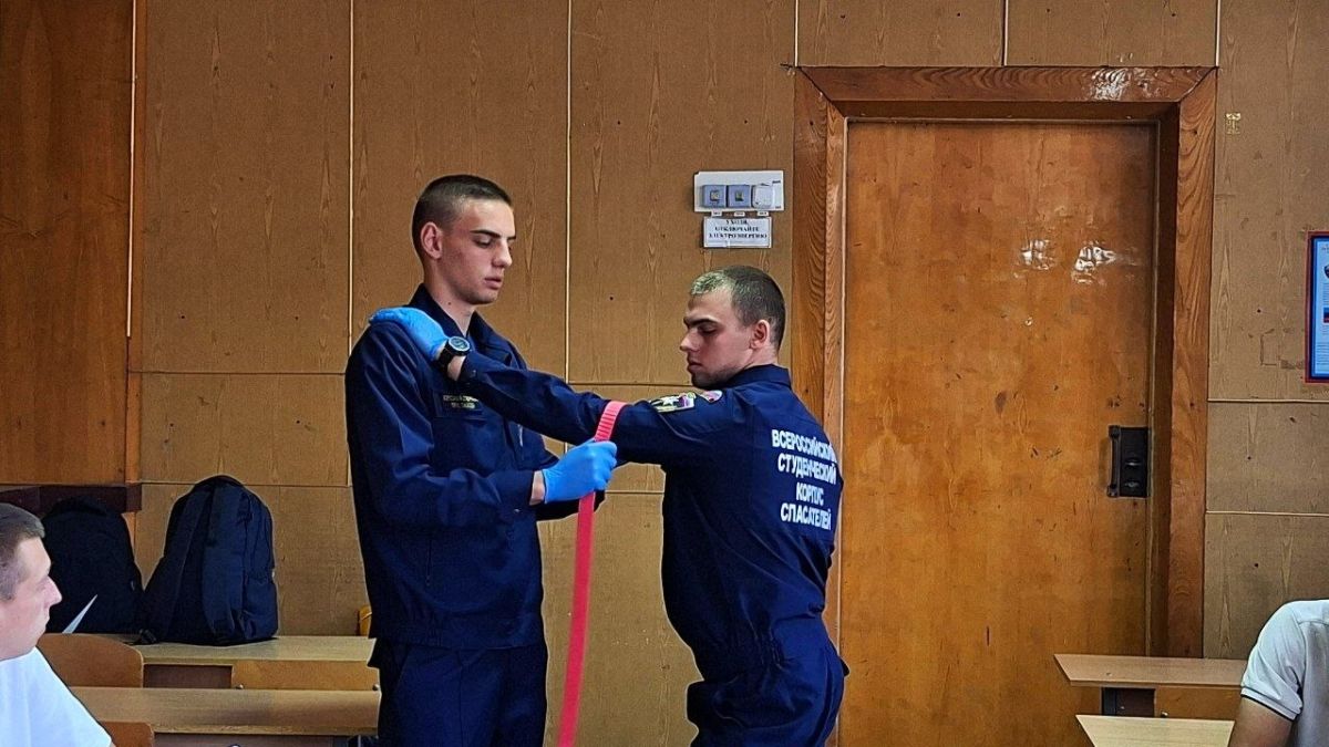 В преддверии Всемирного дня оказания первой помощи на базе Краснодонского факультета инженерии и менеджмента (филиал) «ЛГУ им. В. Даля» добровольцы ССО «Молодогвардеец» ЛугРО ВСКС совместно с Региональной общественной... В преддверии Всемирного дня оказания первой помощи на базе Краснодонского факультета инженерии и менеджмента (филиал) «ЛГУ им. В. Даля» добровольцы ССО «Молодогвардеец» ЛугРО ВСКС совместно с Региональной общественной...