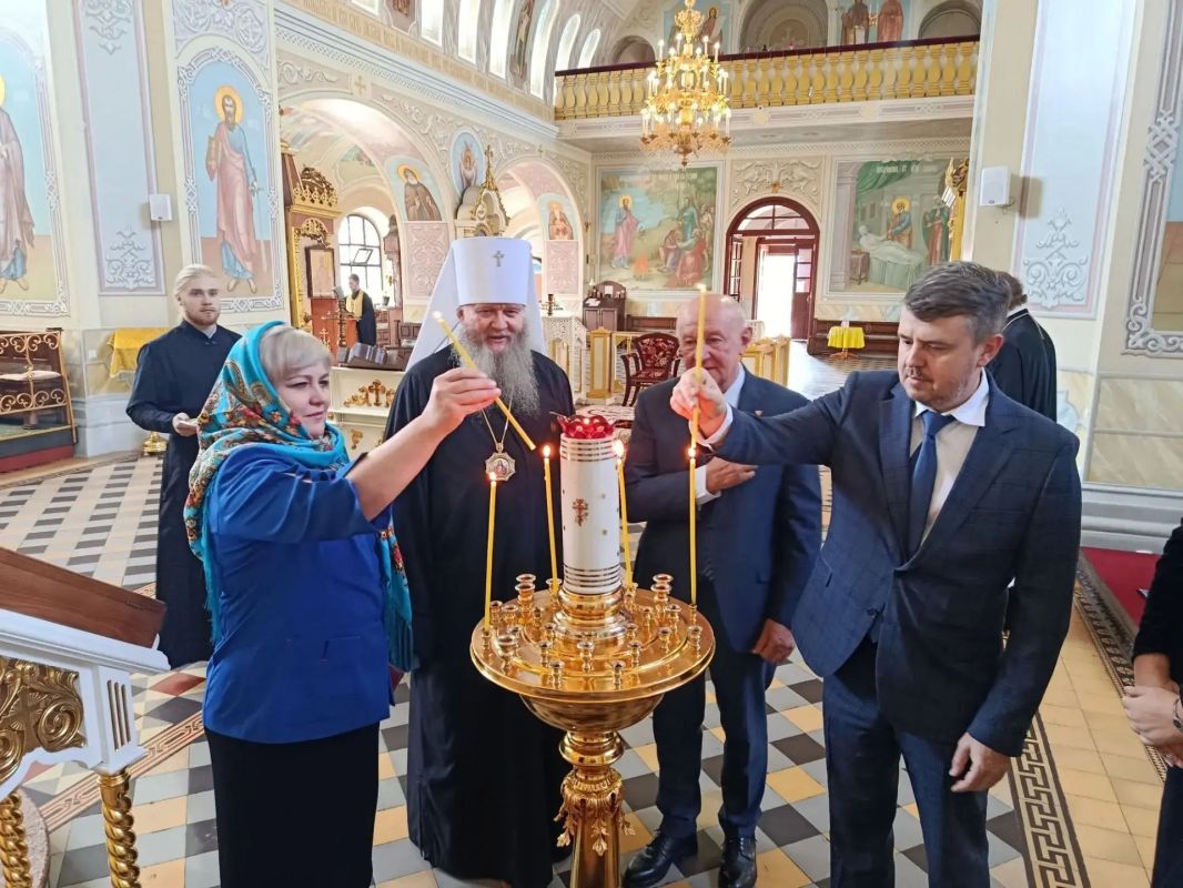 В рамках празднования Дня города Луганска Петро-Павловский кафедральный собор посетила делегация из города Костромы В рамках празднования Дня города Луганска Петро-Павловский кафедральный собор посетила делегация из города Костромы