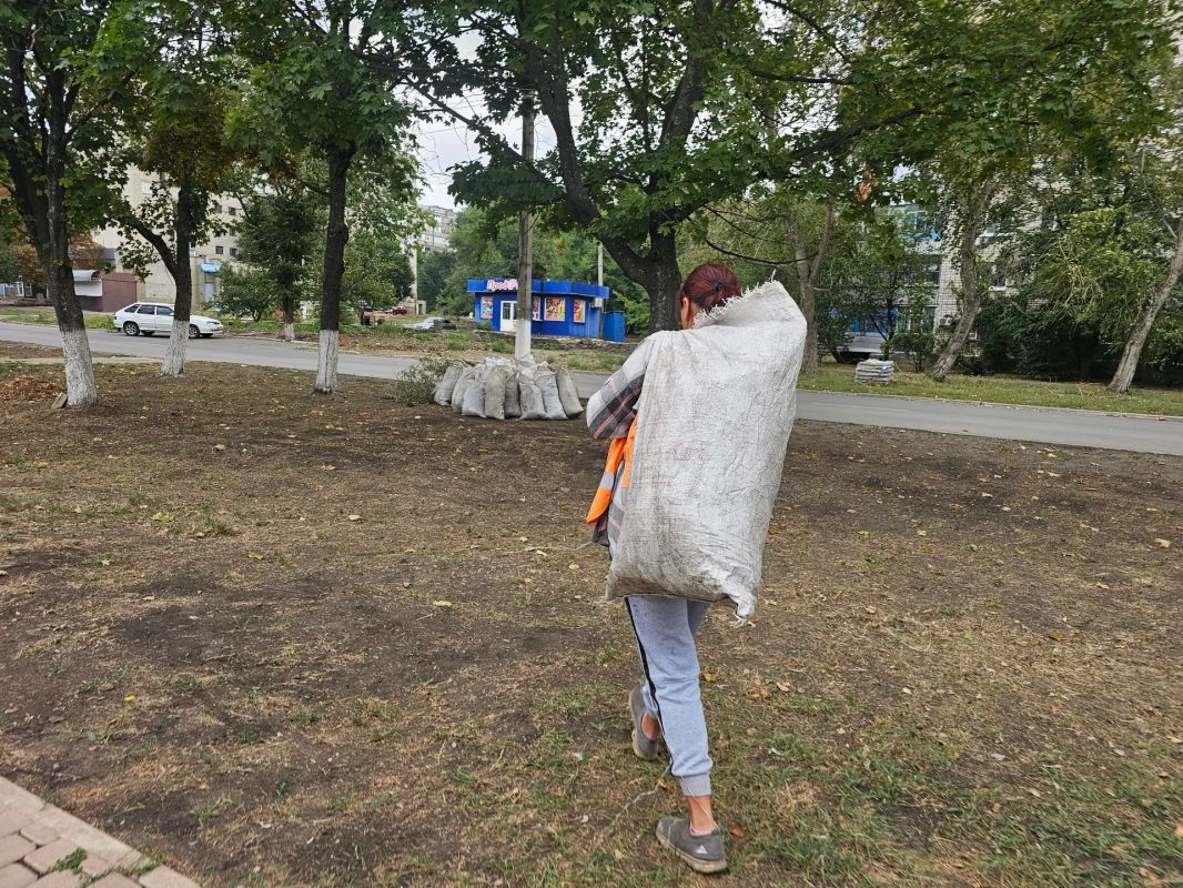 Работы по благоустройству городского округа город Ровеньки продолжаются Работы по благоустройству городского округа город Ровеньки продолжаются