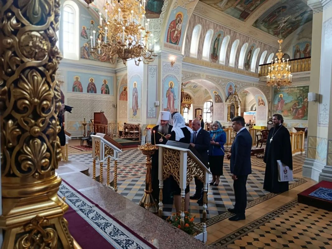 В рамках празднования Дня города Луганска Петро-Павловский кафедральный собор посетила делегация из города Костромы В рамках празднования Дня города Луганска Петро-Павловский кафедральный собор посетила делегация из города Костромы