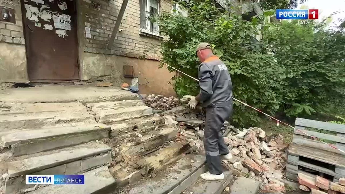 В Луганске обновляют входные группы многоэтажек