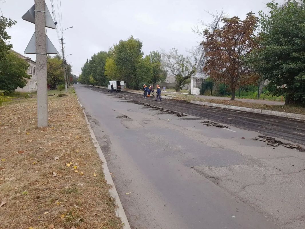 Работа по восстановлению дорожной инфраструктуры нашего округа продолжается, чтобы передвижение по ним было комфортным и безопасным для всех Работа по восстановлению дорожной инфраструктуры нашего округа продолжается, чтобы передвижение по ним было комфортным и безопасным для всех